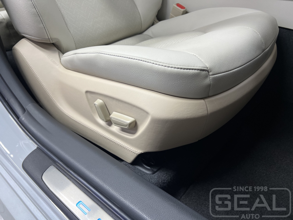 Боковая фальшпанель переднего сиденья Toyota Camry (XV70) после перетяжки кожей