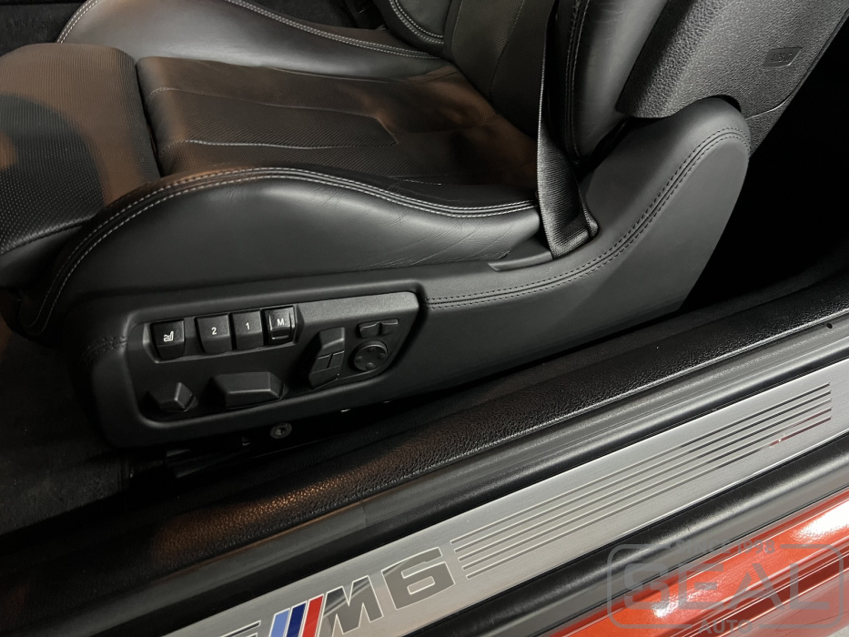 Боковая панель переднего сиденья BMW 6-Series после перетяжки кожей Nappa.