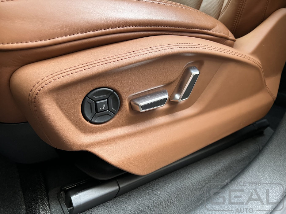 Перетяжка боковой панели переднего сиденья Audi Q8