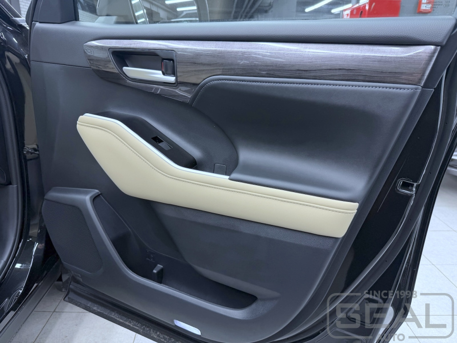 Toyota Highlander Перетяжка дверного подлокотника