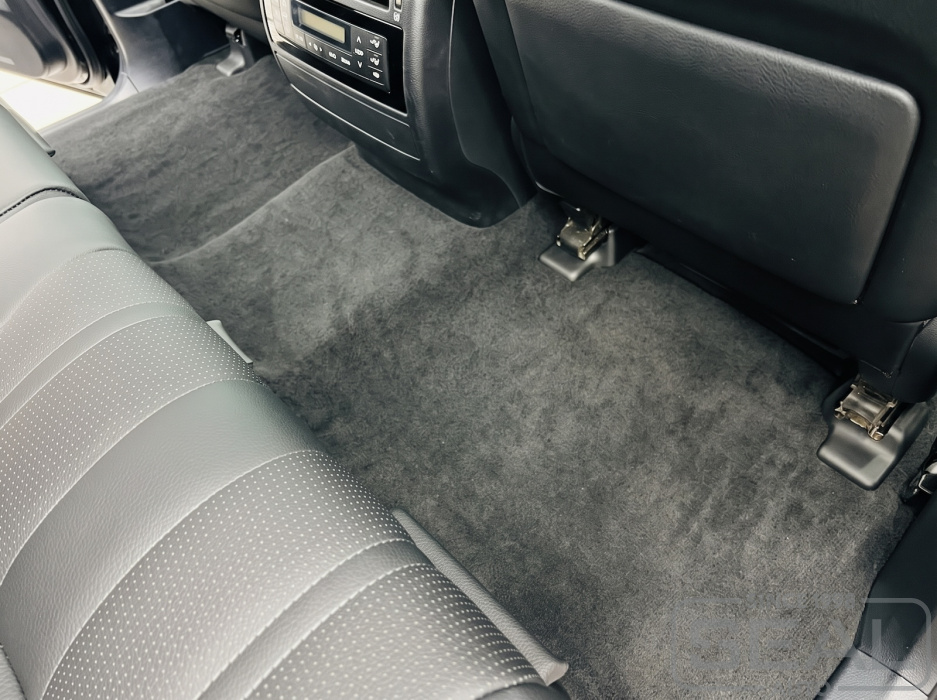 Напольное покрытие Toyota Land Cruiser 200 после замены ковролина