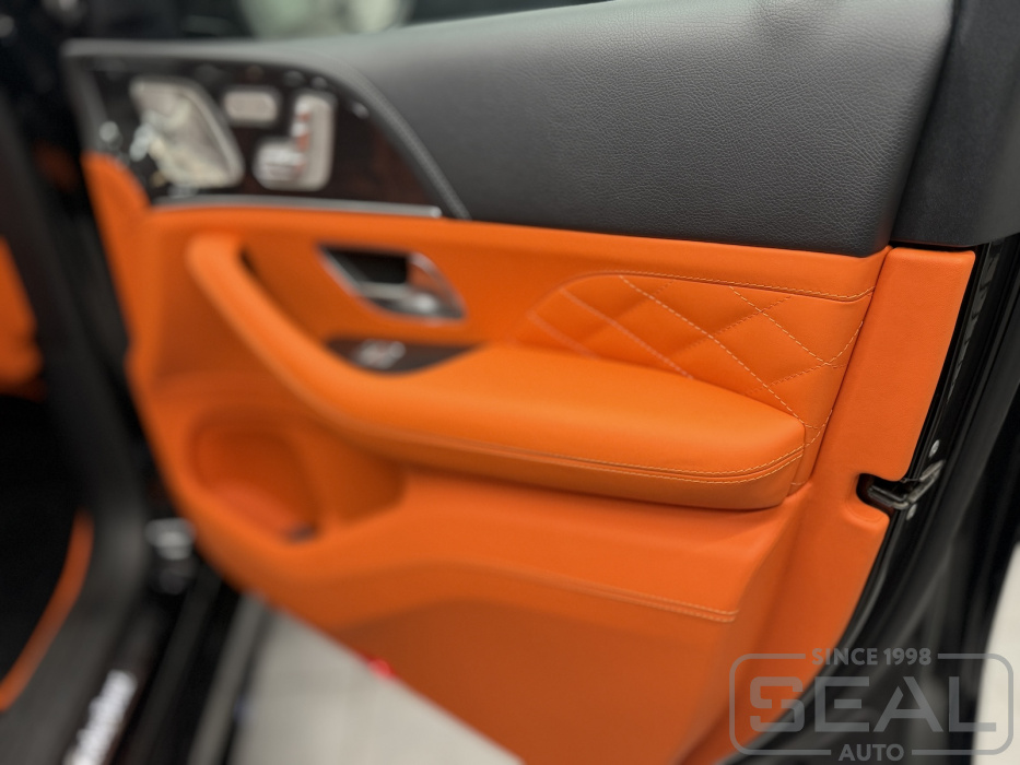 Панель двери сиденья пассажира Mercedes GLE (C167) после обтяжки кожей