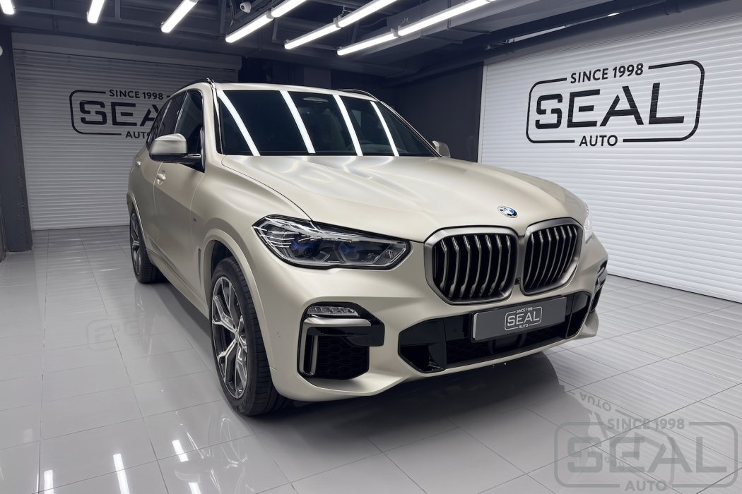 Автомобиль BMW X5 (G05) после перетяжки фальшпанелей сидений в автоателье SealAuto