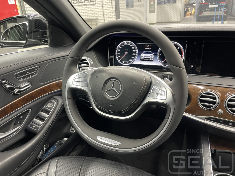 Руль Mercedes-Benz S-class (W222) после перетяжки кожей, вид справа.