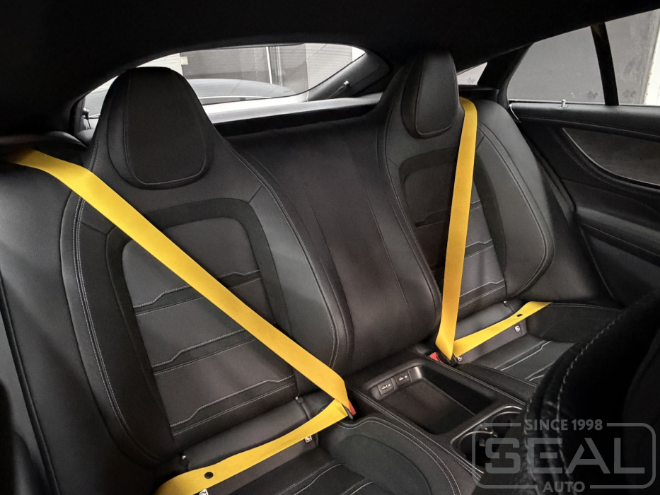 Яркие ремни безопасности задних сидений Mercedes AMG GT