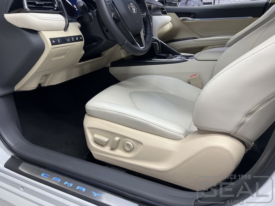 Боковая панель переднего сиденья Toyota Camry (XV70) после перетяжки кожей Nappa.