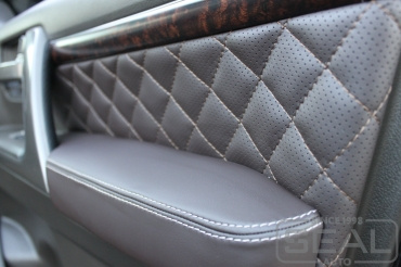 Toyota Land Cruiser 200 Перетяжка подлокотников и дверных карт