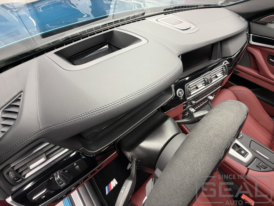 Перетяжка торпедо автомобиля BMW M5 (F10) эко кожей Nappa, вид сверху