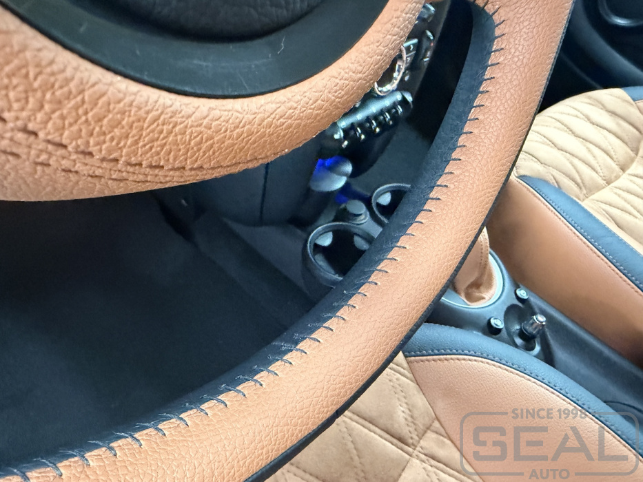 Детали перетяжки руля MINI Clubman натуральной кожей.