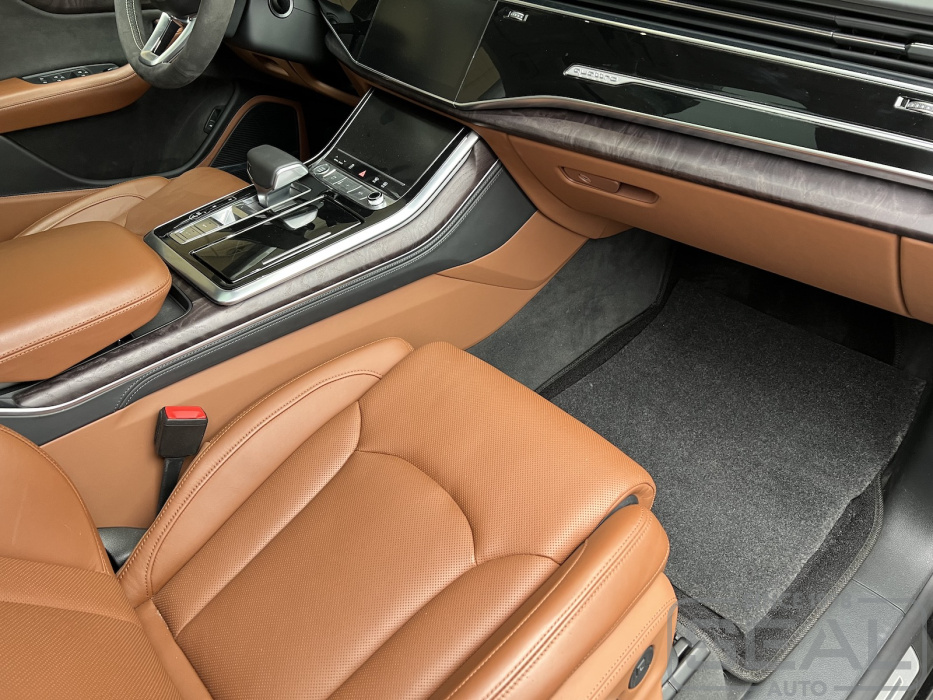 Салон Audi Q8 после перетяжки боковых панелей передних сидений