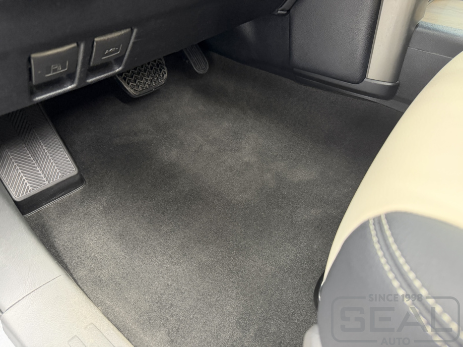 Замена ковролина в Toyota LC Prado 150 под торпедой сиденья водителя