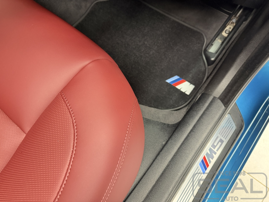 Коврик с логотипом в интерьере салона BMW 5-series (F10)