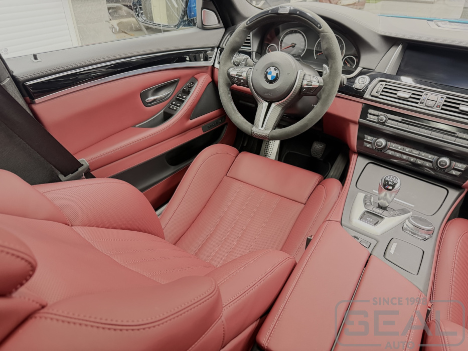 Сиденье водителя BMW M5 (F10) после обтяжки эко кожей Nappa