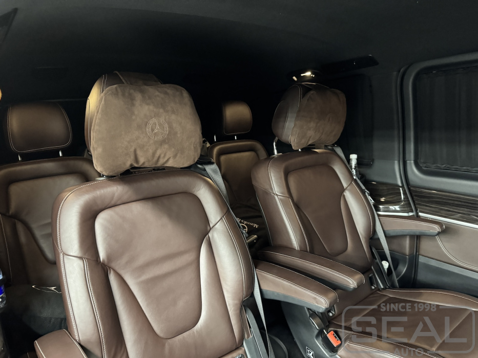 Mercedes V-class: Подушки из алькантары в интерьере салона автомобиля