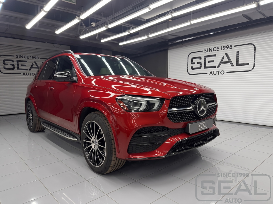 Автомобиль Mercedes-Benz GLE (V167) в студии Автоателье СеалАвто на услуге по перетяжке панелей сидений.