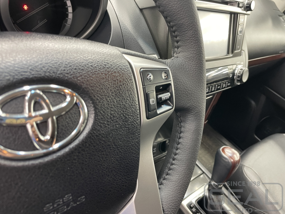 Детали перетяжки руля Toyota Land Cruiser Prado 150 Series натуральной кожей.