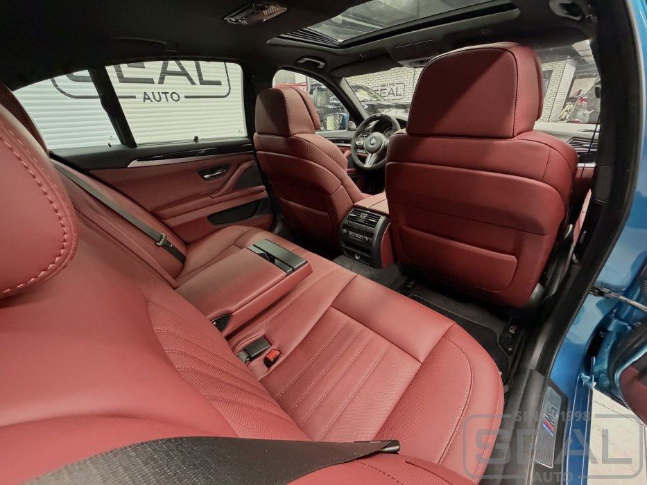 Перетяжка заглушек передних сидений автомобиля BMW M5 F10