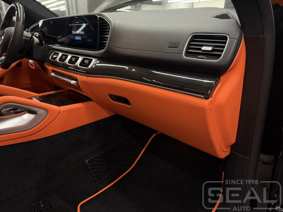 Перетяжка низа торпедо Mercedes GLE Brabus (C167) натуральной кожей Lamborghini Arancia Mira