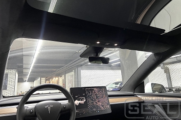 Tesla Model Y ��������� ������� �����������