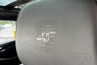 Porsche Macan Тиснение на подголовниках