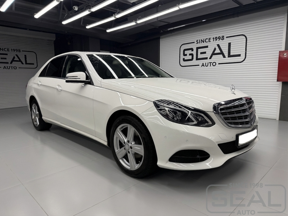 Автомобиль Mercedes-Benz E-class (W212) в студии СеалАвто перед перетяжкой руля.