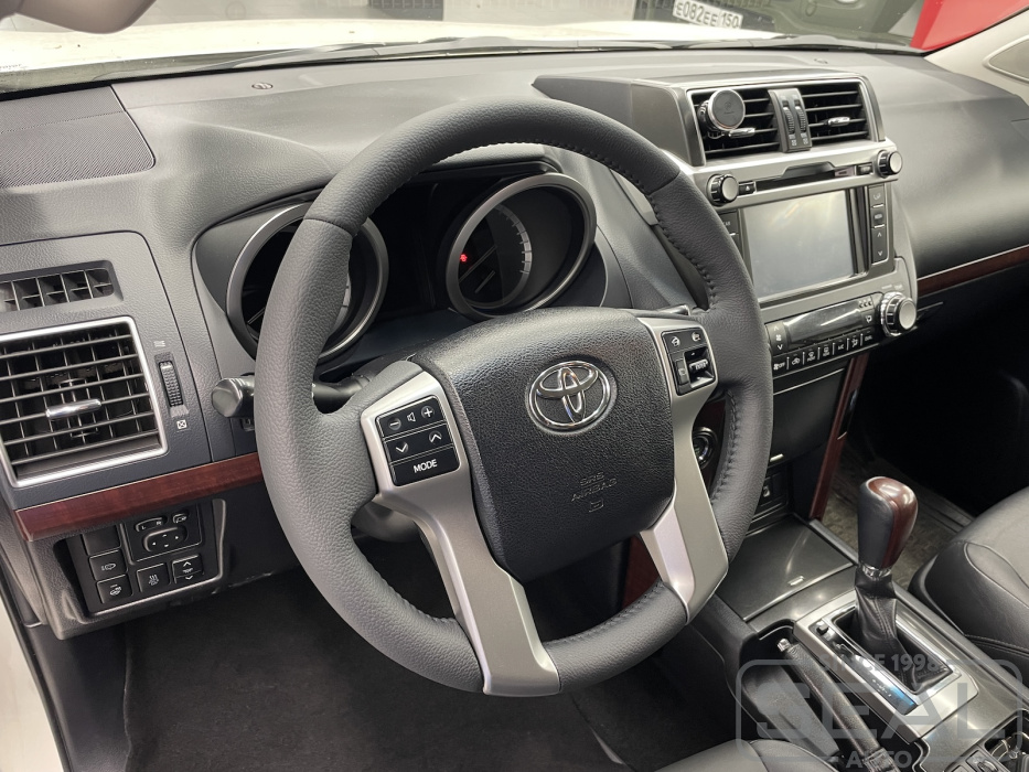 Руль Toyota Land Cruiser Prado 150 Series после перетяжки кожей, вид слева.